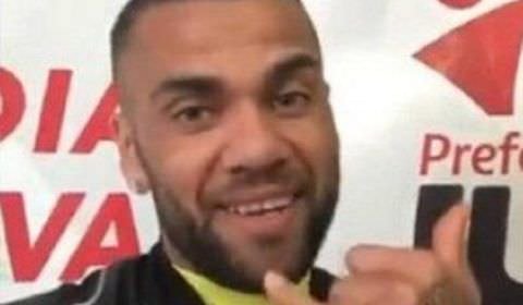 Daniel Alves se ‘oferece’ ao Flamengo: ‘Tô livre, qualquer coisa me liga’
