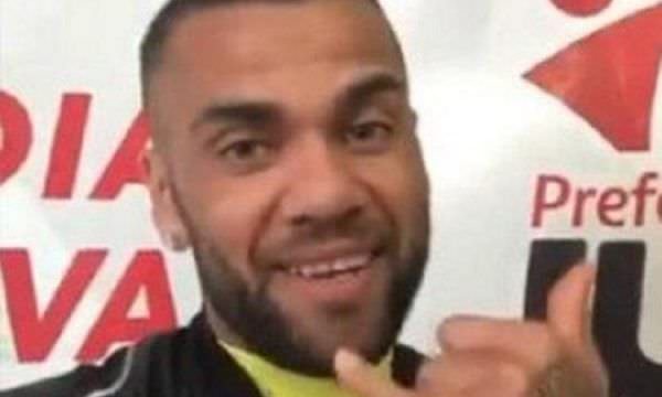 Daniel Alves se ‘oferece’ ao Flamengo: ‘Tô livre, qualquer coisa me liga’