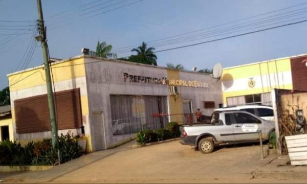Justiça acata ação do MPAM e manda suspender pagamento de secretária municipal que acumulava cargos públicos, em Envira
