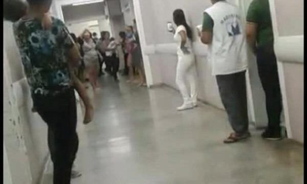 “Governador Wilson Lima, tem gente sendo atendido nos corredores”, relata mães com filho internado (Veja o vídeo)
