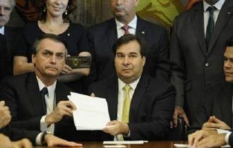 Aposentado aos 33, Bolsonaro recebe uma fortuna em aposentadorias acumuladas