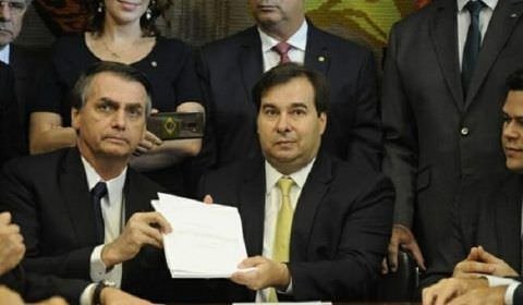 Aposentado aos 33, Bolsonaro recebe uma fortuna em aposentadorias acumuladas