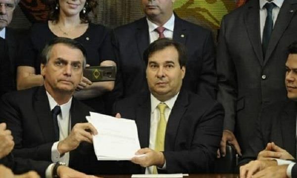 Aposentado aos 33, Bolsonaro recebe uma fortuna em aposentadorias acumuladas