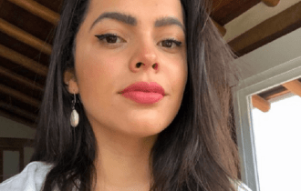 Ex-BBB apanha em banheiro de boate e é filmada no chão