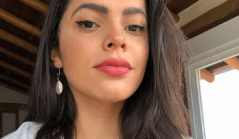 Ex-BBB apanha em banheiro de boate e é filmada no chão