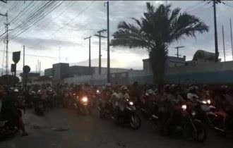 Moradores de Tefé fazem manifestação contra policiais que agrediram rapaz (veja o vídeo)