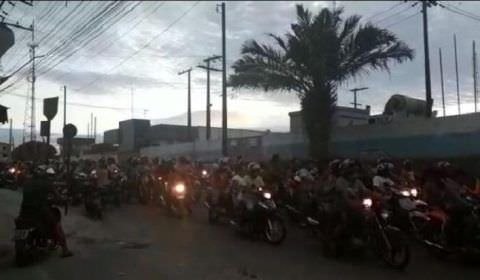 Moradores de Tefé fazem manifestação contra policiais que agrediram rapaz (veja o vídeo)