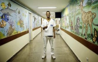 'Bem do Rio': maqueiro artista transforma paredes da pediatria do Miguel Couto em painel infantil