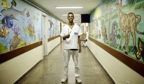 'Bem do Rio': maqueiro artista transforma paredes da pediatria do Miguel Couto em painel infantil