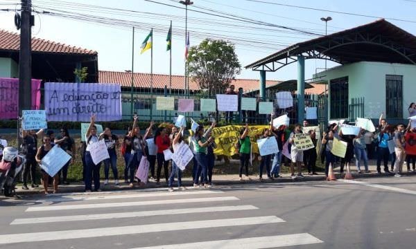 Estudantes da UEA de Tefé fazem manifestação por falta de professores