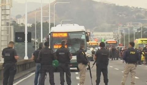 Sequestrador de ônibus no Rio é morto por atiradores de elite