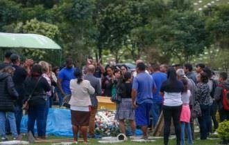 Corpo de sequestrador é enterrado sob aplausos em São Gonçalo