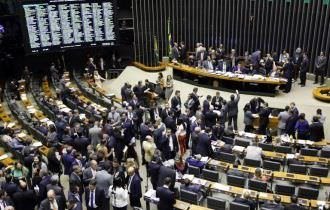 Congresso derruba veto e retoma punição para quem divulgar 'fake news'