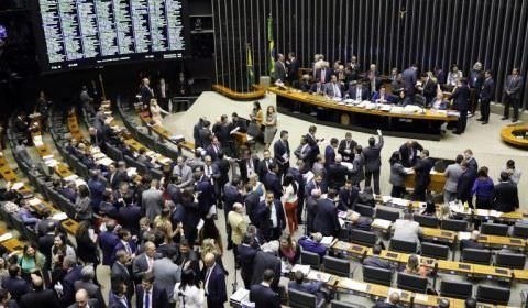 Congresso derruba veto e retoma punição para quem divulgar 'fake news'