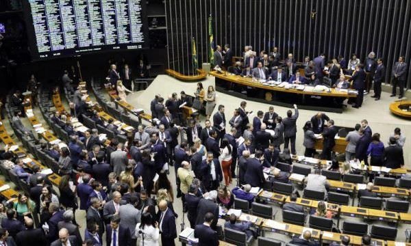 Congresso derruba veto e retoma punição para quem divulgar 'fake news'