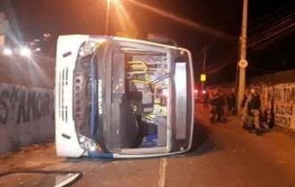 Ônibus cai de viaduto no Rio e deixa 14 feridos