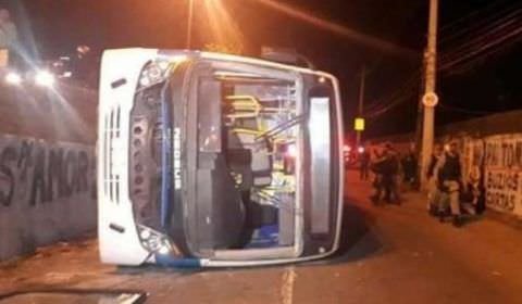 Ônibus cai de viaduto no Rio e deixa 14 feridos