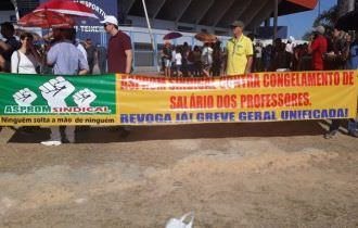 Servidores públicos fazem carreata durante protesto em Manaus