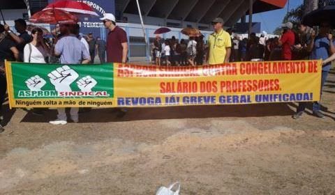 Servidores públicos fazem carreata durante protesto em Manaus