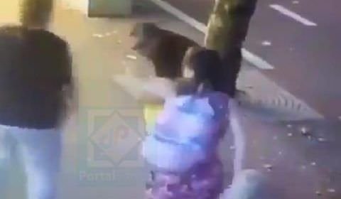 Absurdo! | Criança é atacada por desconhecida a golpes de faca na frente dos pais, Veja o vídeo!