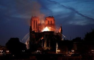 França aprova lei para reconstruir Notre-Dame