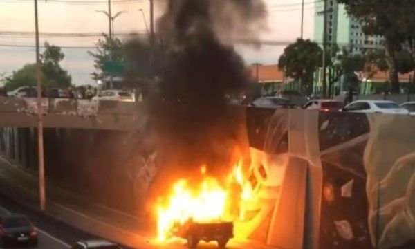 Veículo pega fogo e tem perda total em avenida de Manaus