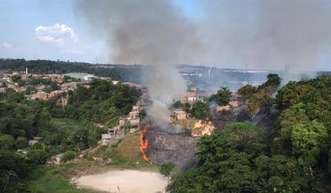 Bombeiros atendem grande ocorrência de incêndio em vegetação no Grande Vitória (ver vídeo)
