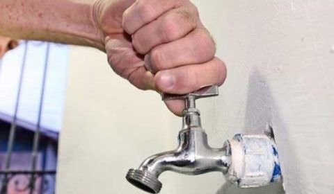 Bairros de Manaus ficam sem água e concessionária avisa sobre vazamento um dia depois