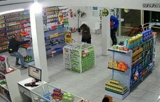 Assaltantes são mortos por policial em supermercado (Veja o vídeo)