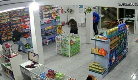 Assaltantes são mortos por policial em supermercado (Veja o vídeo)