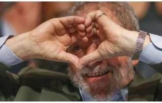 Advogada cria PTinder para namoro entre pessoas de esquerda