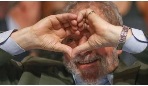 Advogada cria PTinder para namoro entre pessoas de esquerda