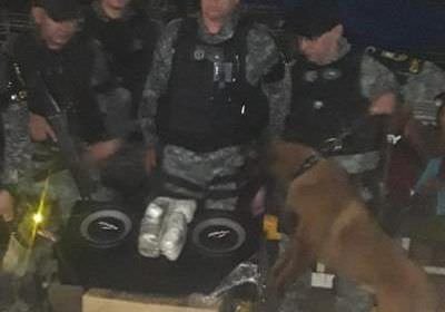 Em Manaus, polícia encontra caixa de som recheada de drogas em camarote de barco