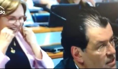 Senadora "limpa os dentes" durante discurso de colega Eduardo Braga (Veja o vídeo)