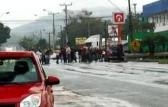 Quadrilha faz cordão humano de reféns durante assalto a banco