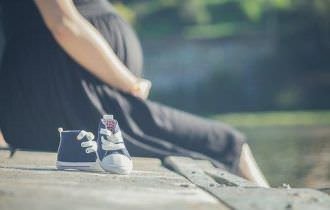 Grávida que vendia droga em área de rival é baleada, em Manaus