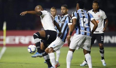 Grêmio vence Vasco fora de casa e chega ao G6