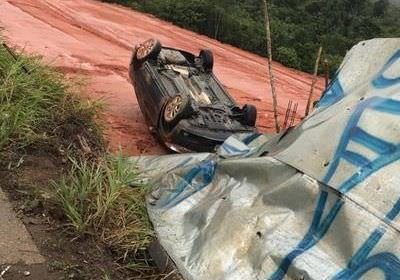 Motorista fica ferido após carro capotar na Avenida do Turismo