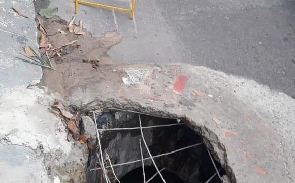 Bueiro no bairro Nova Esperança causa acidentes e transtorno para motoristas e pedestres