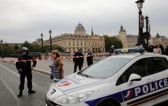Ataque com faca contra policiais deixa mortos no centro de Paris
