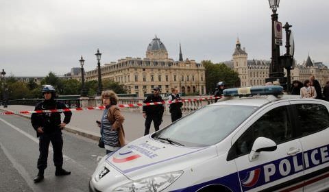 Ataque com faca contra policiais deixa mortos no centro de Paris