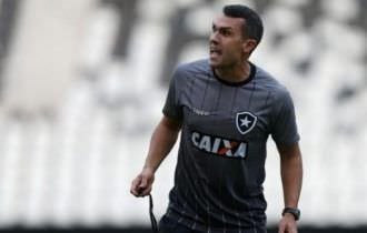 Bruno Lazaroni comanda o Botafogo contra o Goiás