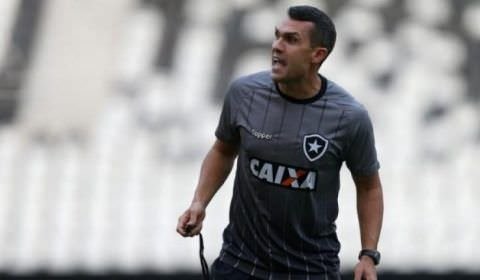Bruno Lazaroni comanda o Botafogo contra o Goiás