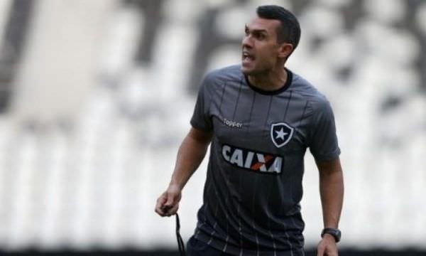 Bruno Lazaroni comanda o Botafogo contra o Goiás