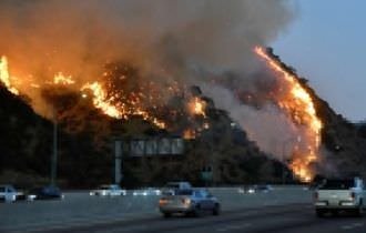 Incêndios florestais avançam na Califórnia e aulas são suspensas