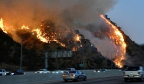 Incêndios florestais avançam na Califórnia e aulas são suspensas