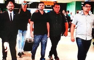 Alejandro Valeiko chega em Manaus escoltado por seguranças e advogados