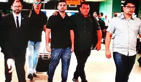 Alejandro Valeiko chega em Manaus escoltado por seguranças e advogados
