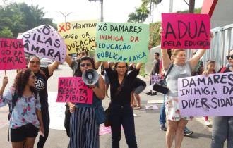 Professores da Ufam protestam com cartazes “Xô Damares” e “Xô Silas”, em Manaus