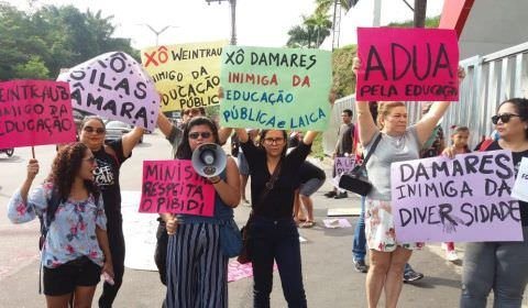 Professores da Ufam protestam com cartazes “Xô Damares” e “Xô Silas”, em Manaus